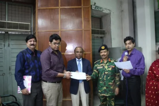 ২০১২ সালে ঢাকা মেডিকেল কলেজ হাসপাতালে বেস্ট ইন্টার্ন অ্যাওয়ার্ড নিচ্ছেন / Receiving the Best Intern Award at Dhaka Medical College Hospital, 2012