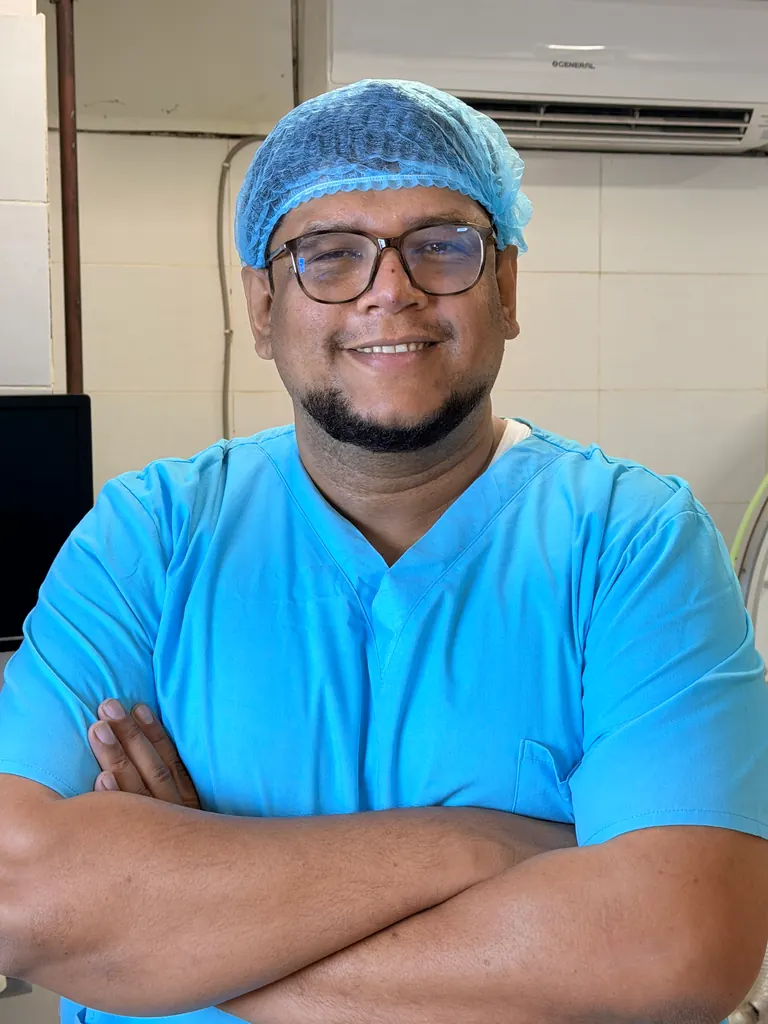 থিয়েটারের পোশাকে হাসিমুখে / Smiling in theatre scrubs before an operation
