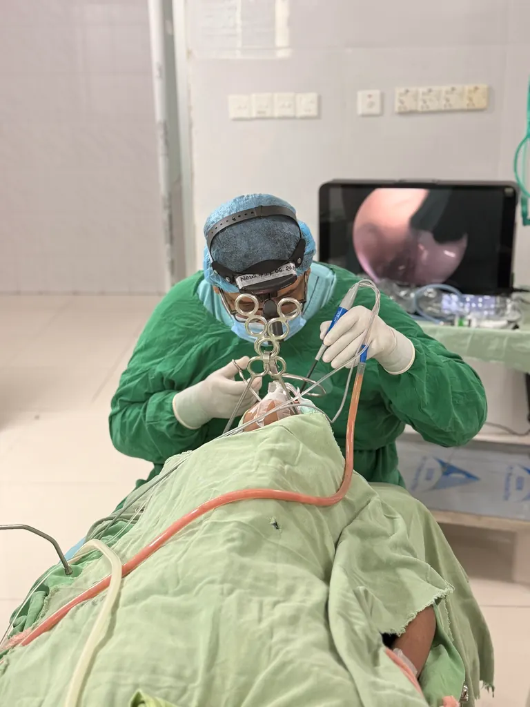 এন্ডোস্কোপিক ইএনটি সার্জারি করছেন / Performing endoscopic ENT surgery